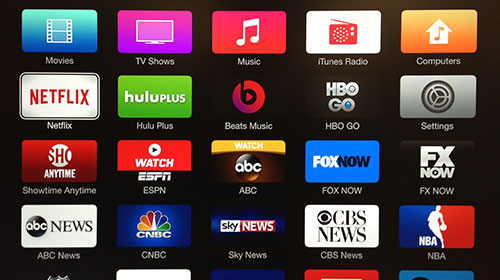 Apple TV scherm met Amerikaanse providers zichtbaar.